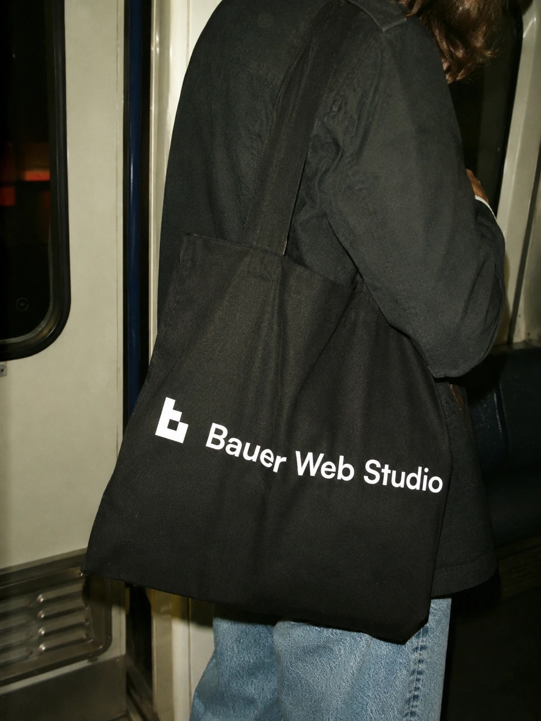 Schwarze Bauer Web Studio Stofftasche in öffentlichen Verkehrsmitteln